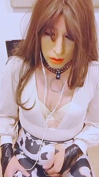 Crossdresser fantazíruje o mužích při dotýkání