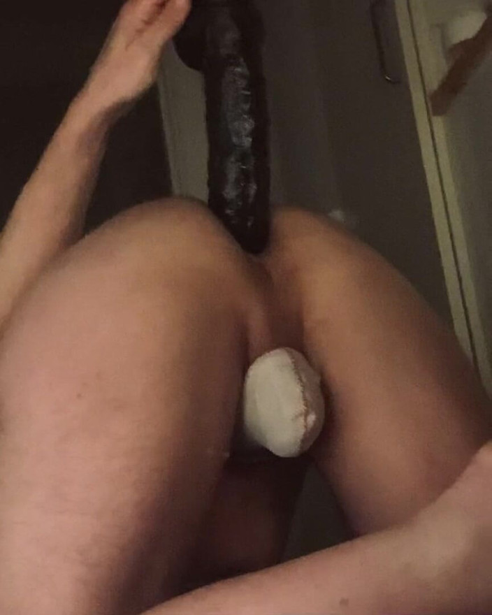 My cursed hole: Dildo enorme