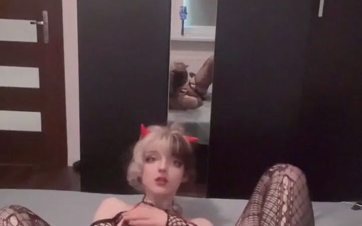 Soft Vulgar: Gadis remaja imut dengan stoking jala lagi asik mainin memeknya