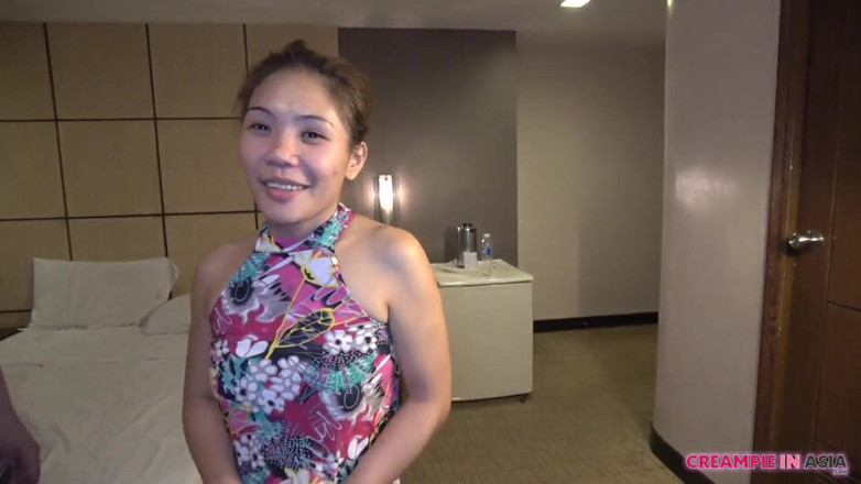 Creampie In Asia: 彼女は小さくて、笑うのが大好きでした。良いうめき声、生ハメと中出し。