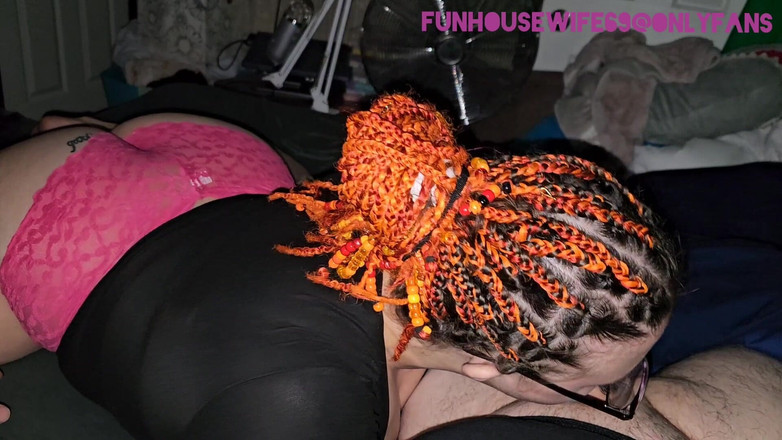 Funhousewife69: Roze slipje kont omhoog slikken van zijn pik en klaarkomen