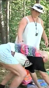 Áspero trío sexual con culo gordo de madura joven morena: una gran polla para dos putas!!