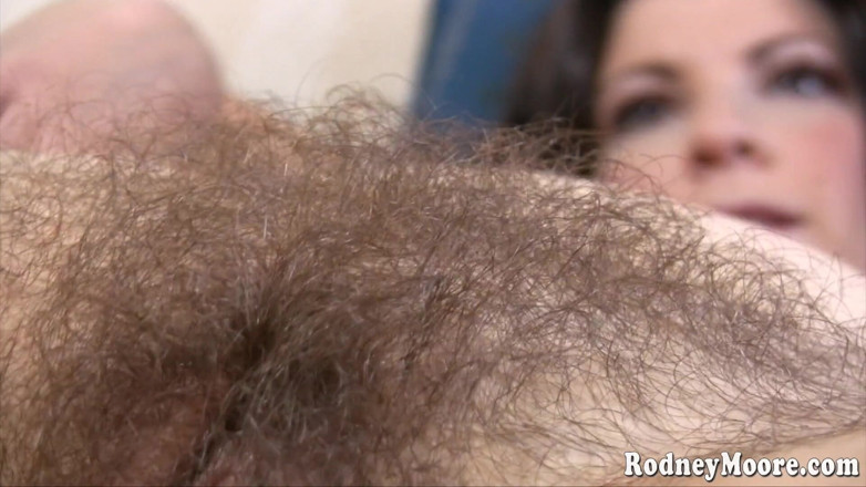 Horny Hairy Girls: Ogromne cycki ładna twarz owłosione cipki solo eve