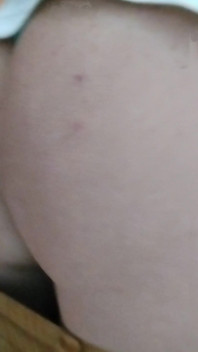 Umumi tuvalette götünü gösteriyor