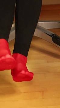 Peeptoe honění v červených punčochách a černých legínách