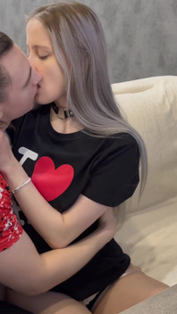 Meisjesgamer wordt afgeleid om pik te zuigen en te worden geneukt