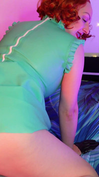 Videoclip cu fetiș în latex cu airballoon, umilire cu dominare feminină cu vedere la persoana 1