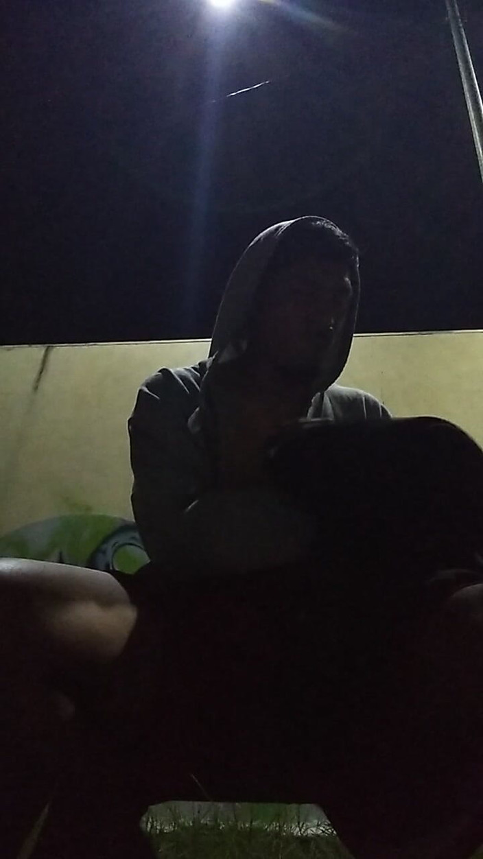 AlexAlejandro13: Pria ini nggak punya baju hangat di taman dengan sweter...