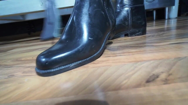 Lady Victoria Valente: Vedere la persoana 1 - Jodhpurs și cizme de cauciuc: Ejaculare pe cizmele...