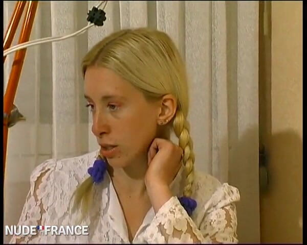 La France a Poil: Ta studentka blondynka chciałaby dostać się do porno, zamiast uczyć...