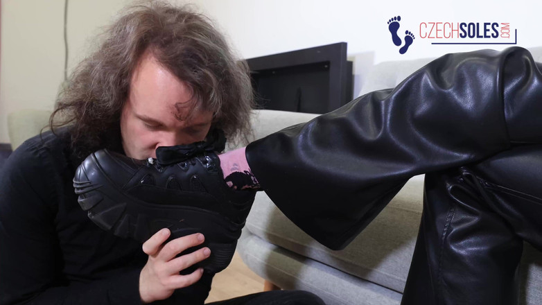 Czech Soles - foot fetish content: Două surori și sclavul lor personal, ratat