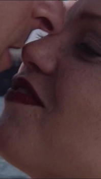 Tatilde kendini en iyi cumshot ile sikiyor