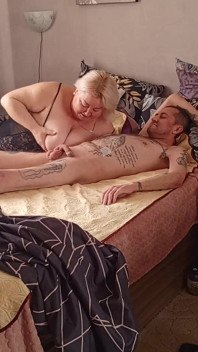 Ein bett mit meiner stiefmutter geteilt, fickte sie in mund und muschi im doggystyle