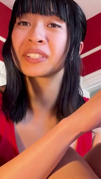 Asian Domme rozdziera papier