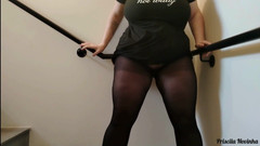 Priscila: 我的继母穿着透明裤子爬上蒙特雷朋友地下室的楼梯。