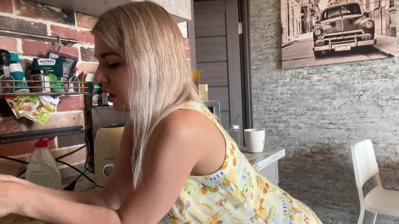 Misty Phoenix: Une femme se masturbe dans la cuisine
