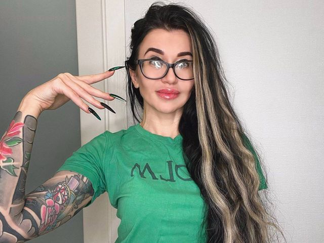 Finger Snapping and Sucking Fingers with Green Long Nails, Long Hair, Glasses and Face (Julia domaina)