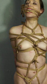 Sclava Mila legată strâns în chin cu orgasm cu legare cu frânghie și orgasme legate