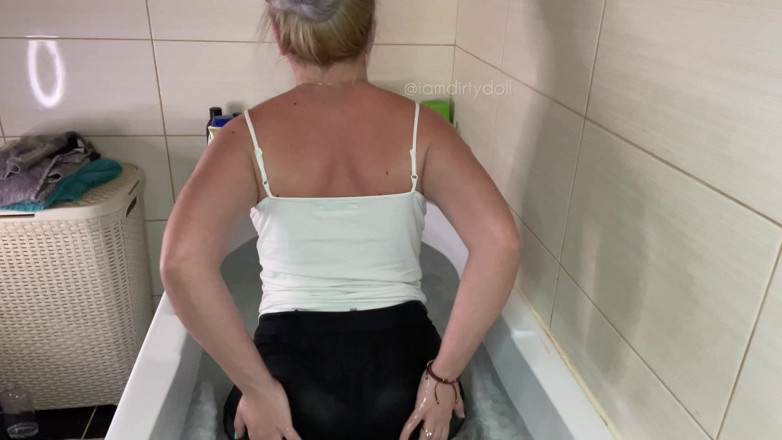 iamdirtydoll: Scoreggia in vasca da bagno con I Vestiti addosso!
