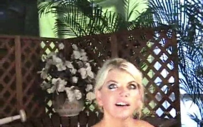 Vicky Vette: Vicky Vette jacuzzi kamera