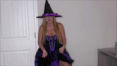 Nikki Nevada: Veselý halloween! Sexy čarodějnice Nikki trik nebo dárek!