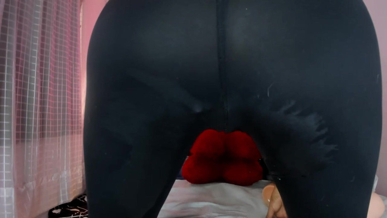 Niki Fox: 潮吹和撒尿我的瑜伽裤