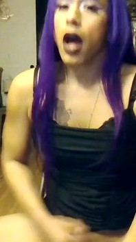 Ragazza trans dai capelli viola e da per capodanno