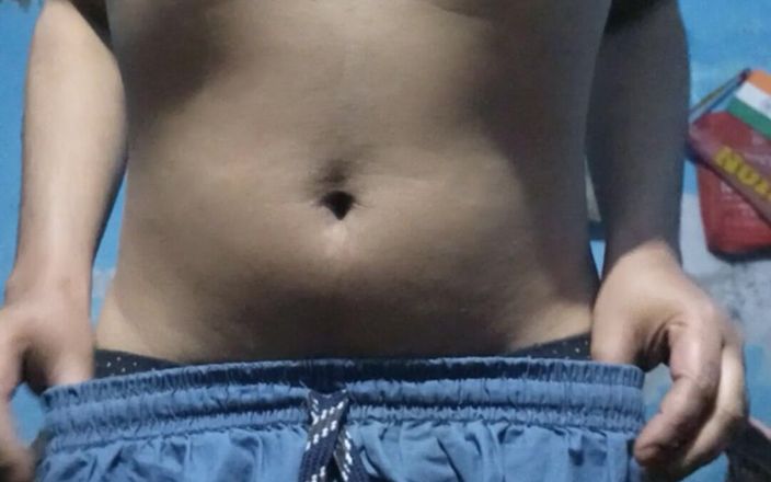 Lustyizlife: 年轻的印度男孩与包茎鸡巴穿着他继妹的胸罩和内裤