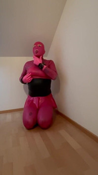 Rosa gummipuppe, sissy-sklavin fullrubber drei latexlagen