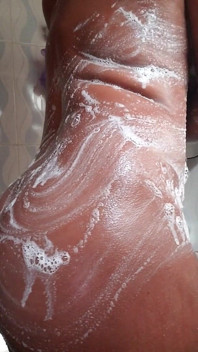Dalam mandi, buah dada mengurut dan menjolok pantat pepek dalam gaya doggy