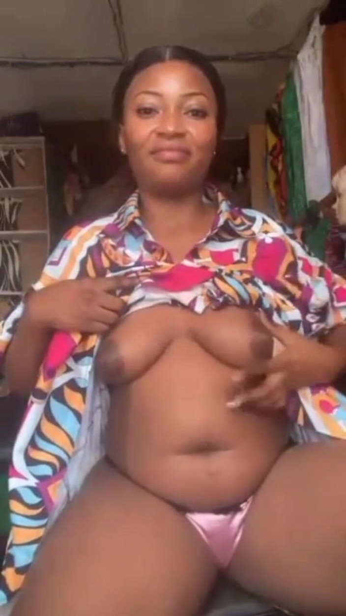 Me and my new slut: Une maman excitée se masturbe dans son magasin, masterbation en...