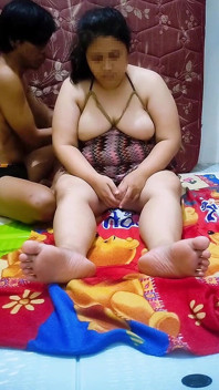 セクシーな体を見せびらかす。ランジェリーを着ることで。外国人の前で。