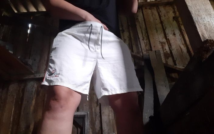 Lesbian-candys: Un village se masturbe dans une grange avec ses vêtements...