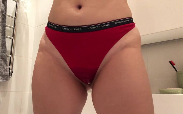 Booty ass x: Pisciare attraverso le mutandine rosse