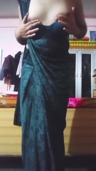 Un travesti indien gay presse et joue avec ses gros nichons dans un sari noir, sexe X maison réel