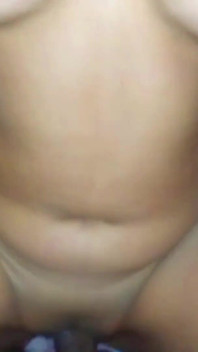 내 친구의 마누라는 너무 뜨겁고, 그녀의 크림 같은 보지를 너무 깊게 따먹어.