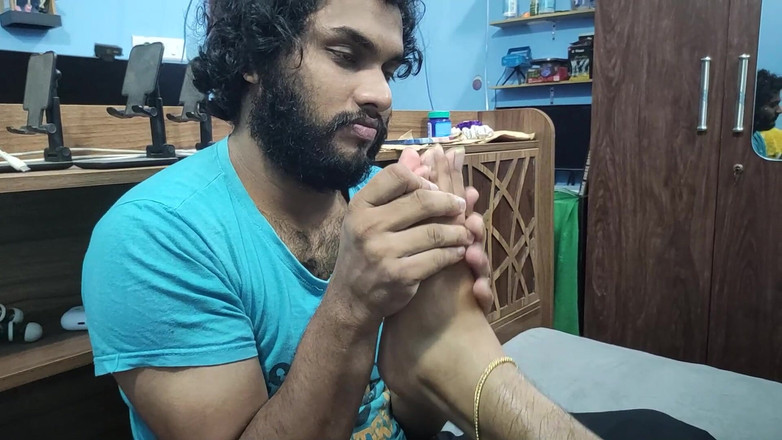 Vaigavarun Feet romance: 脚部按摩