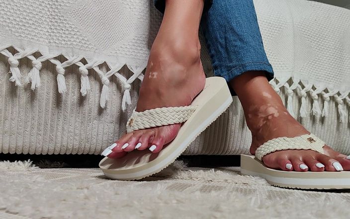 Goddess Lena: Meine Füße auf der beige-Plattform gleiten