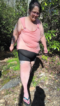 Secando na floresta mijando em um riacho, olhe para seus peitos flácidos e bundas