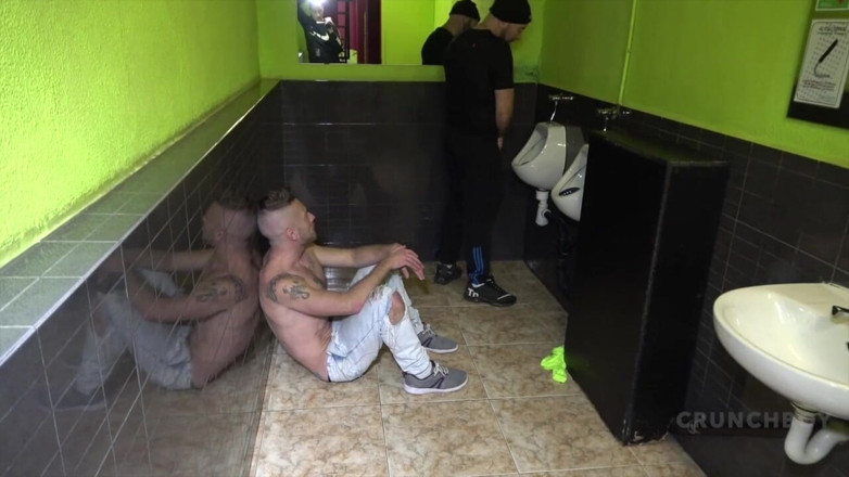 Bare pornstars from Barcelona: Gymburger usata crudo da Benito Mass in bagno