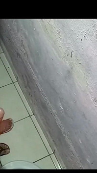 Soția fără chiloți se dă mare într-un bar!