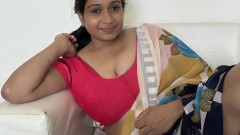 YourUrfi: Bhabhi rollenspel in Desi-blouse pissend