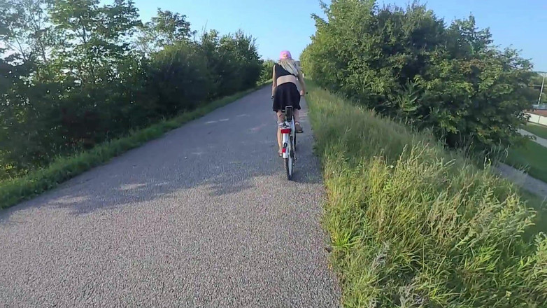 TV_Helena: Bugil di tempat umum sambil bersepeda!! Gadis transeksual ini nggak...