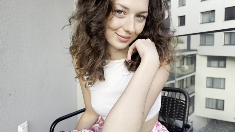 Leon Lambert Girls Twerk Parties CFNM: Incredibly Hot Braless Girl on the Balcony Flashes Her Meaty...