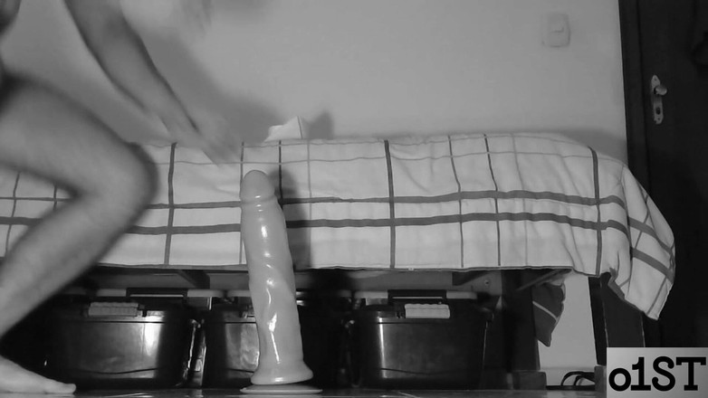 O1ST: Homem Com Corpo Depilado Se Divertindo Com Seus Brinquedos