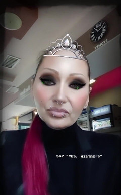Dominatrix Redsonyja: Mám speciální videoklip relace, hmm, ale je to speciální fetiš, že...