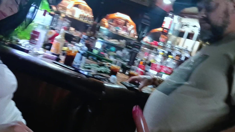 MysticBella: Hij neukte me aan de lokale bar