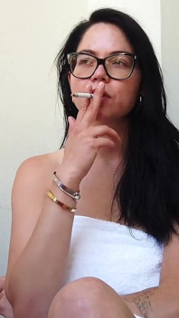 Nach der vakuum-masturbation muss ich eine Pause einlegen und nackt auf balkonen des hotels rauchen