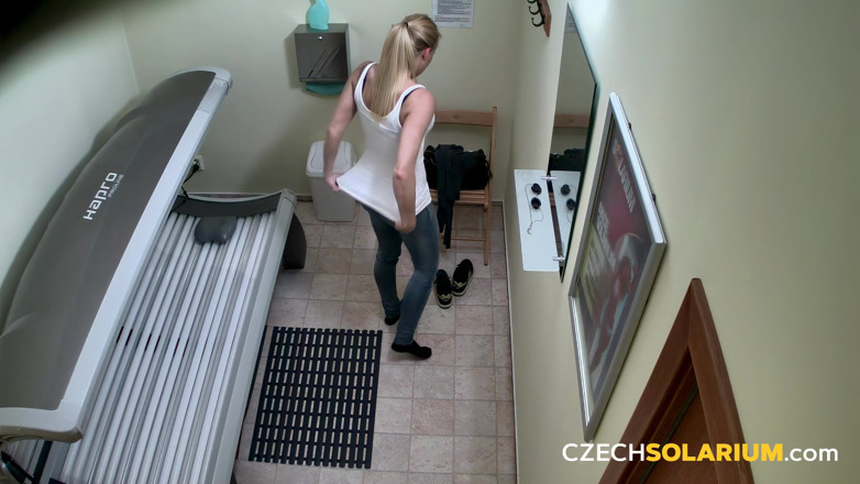 Czech Solarium: České solárium 226: Blondýnka dostává do centra jeviště v soláriu