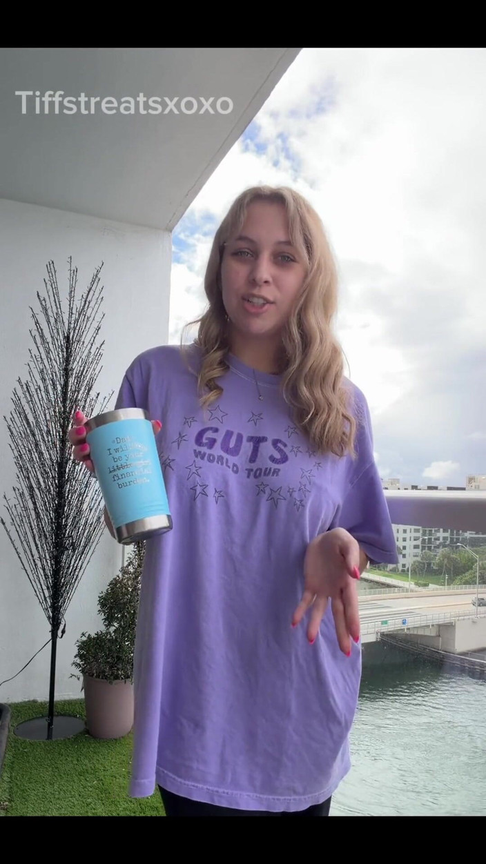 Tiffstreatsxoxo: Je fais pipi une tasse à café sur le balcon !